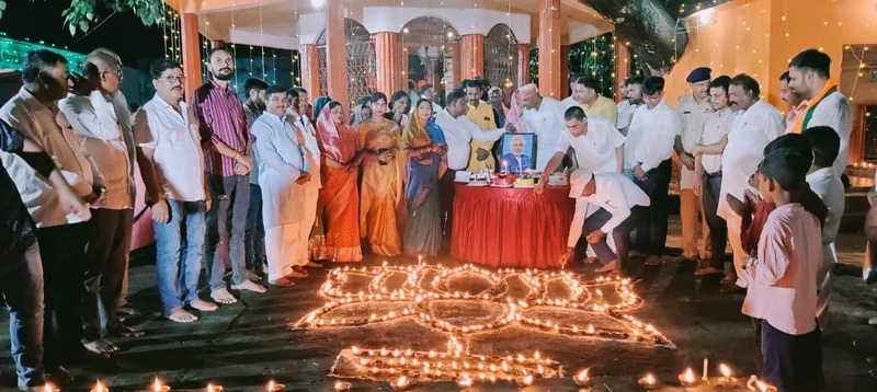 हनुमान मंदिर चितरंगी में 525 दीपों से जगमगाया परिसर