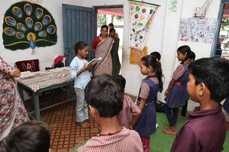 कलेक्टर ने कंजई में आंगनवाड़ी एवं स्कूल का किया निरीक्षण