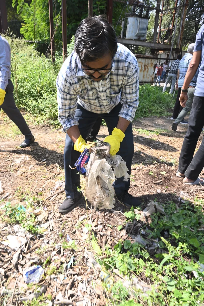 स्वच्छता ही सेवा कार्यक्रम के तहत अधिकारी-कर्मचारियों ने श्रमदान कर दिया स्वच्छता का संदेश